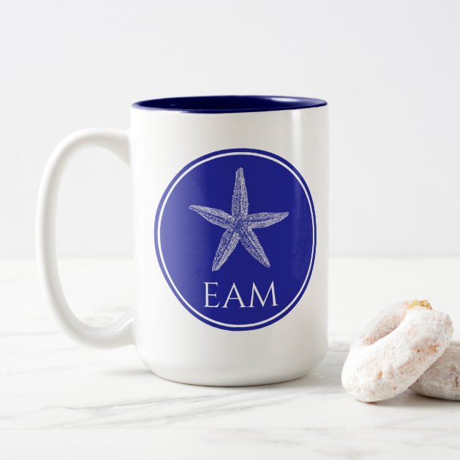Tasse 2 Couleurs Poisson étoile blanche côtière sur Monogramme bleu (Avec donut)