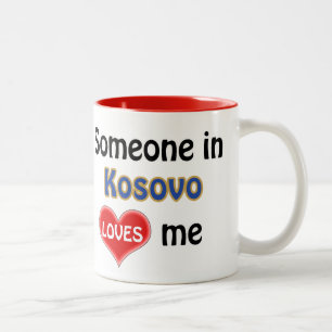 Tasse 2 Couleurs Quelqu'un au Kosovo m'aime
