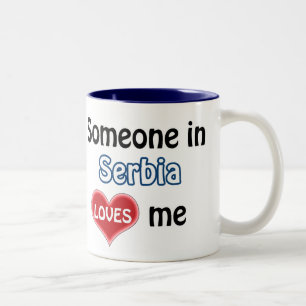 Tasse 2 Couleurs Quelqu'un en Serbie m'aime