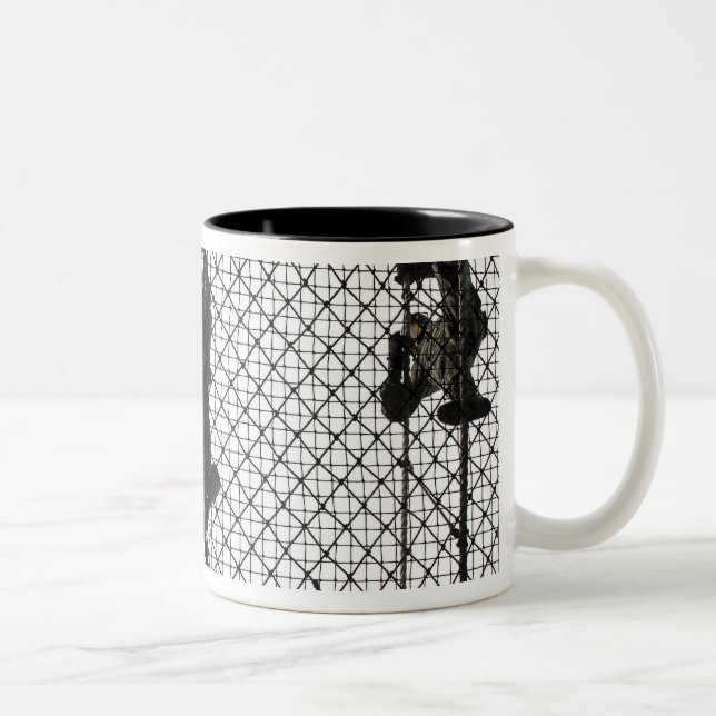 Tasse 2 Couleurs recrues accomplissant un obstacle (Droit)