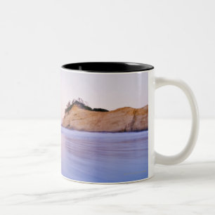 Tasse 2 Couleurs Roche de meule de foin aux vagues bleues de