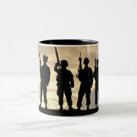 Soldats dans des militaires de silhouette