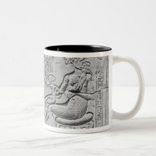 Tasse 2 Couleurs Soulagement dépeignant l'Aten donnant la vie