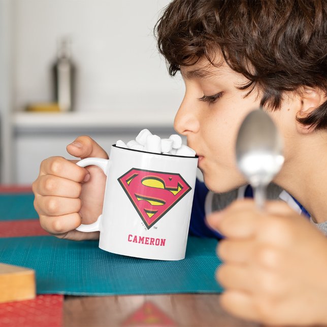 Tasse 2 Couleurs Superman S-Shield personnalisé | Logo classique (Kid drinking out of mug)