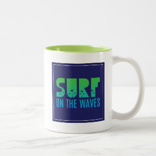 Tasse 2 Couleurs Surf sur l'affiche de vagues