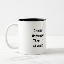 Tasse 2 Couleurs Théoriste astronaute antique au travail