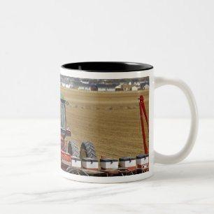 Tasse 2 Couleurs Tracteur tirant un semoir de maïs semence.