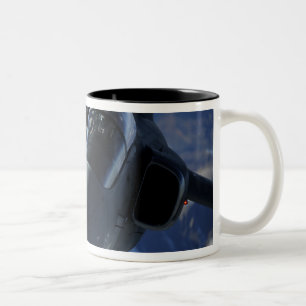 Tasse 2 Couleurs Un AMX italien est ravitaillé par un Extender KC-1