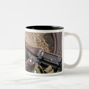 Tasse 2 Couleurs Un fusil, une couverture militaire et une cantine