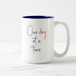 Tasse 2 Couleurs Un jour à la fois sobriété