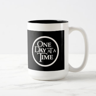 Tasse 2 Couleurs Un jour attaquent à la fois