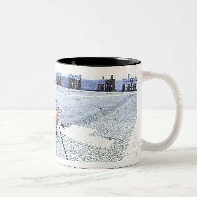 Tasse 2 Couleurs Un Marine américain réglant son arme (Droit)