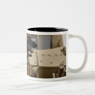 Tasse 2 Couleurs Un ouvrier militaire assis sur un M2A3