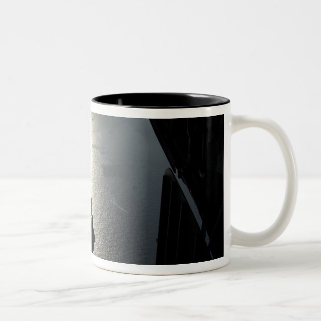 Tasse 2 Couleurs Un pararescueman de la Force aérienne (Droit)