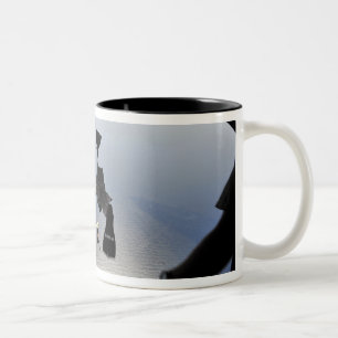 Tasse 2 Couleurs Un pararescueman de l'Armée de l'Air d'USA sautant