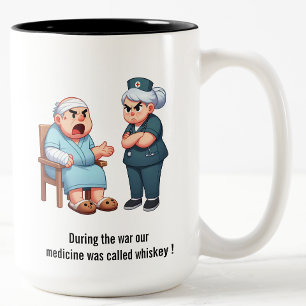 Tasse 2 Couleurs Un patient âgé crie à une infirmière épuisée