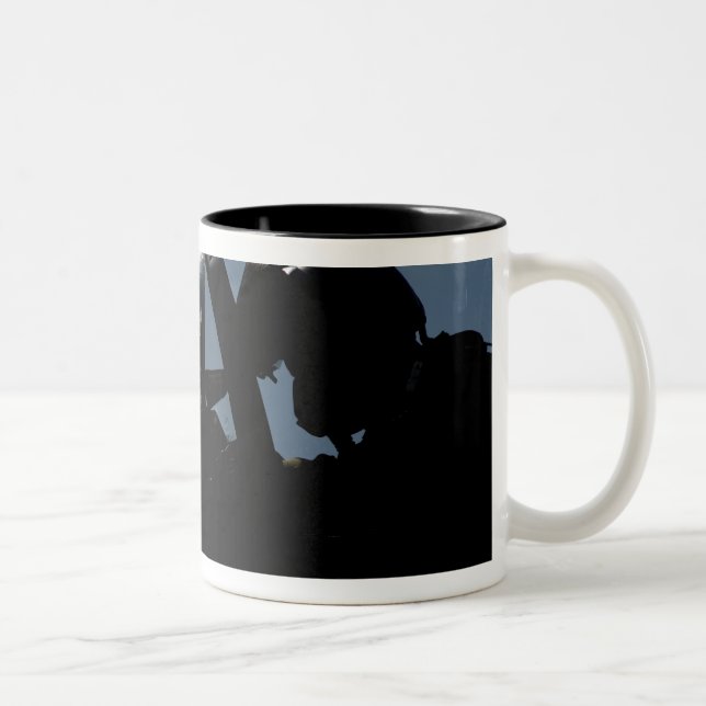 Tasse 2 Couleurs Un pilote se prépare au décollage (Droit)