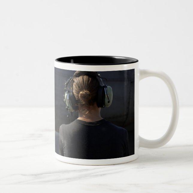 Tasse 2 Couleurs Un soldat surveille la performance (Droit)