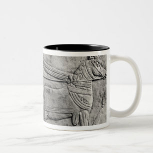 Tasse 2 Couleurs Un soulagement dépeignant l'armée assyrienne dan
