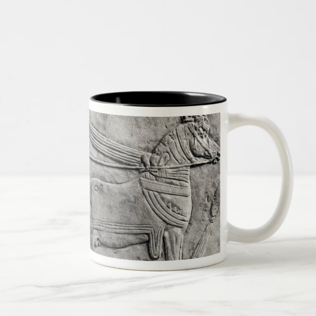 Tasse 2 Couleurs Un soulagement dépeignant l'armée assyrienne dans (Droit)