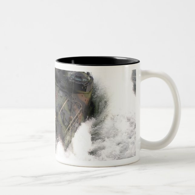 Tasse 2 Couleurs Un véhicule d'assaut amphibie 2 (Droit)