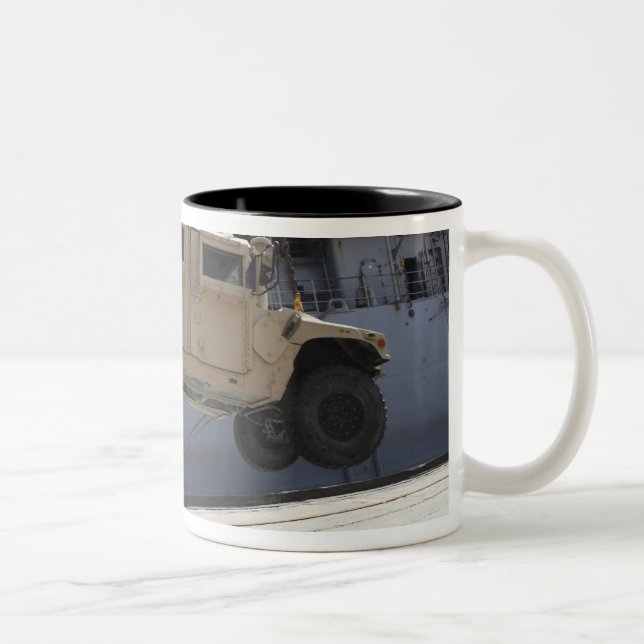 Tasse 2 Couleurs Une grue monte un M998 Humvee (Droit)