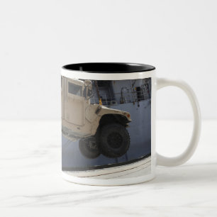 Tasse 2 Couleurs Une grue soulève un M998 Humvee