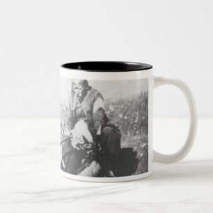 Tasse 2 Couleurs Une infirmière tendant un homme blessé