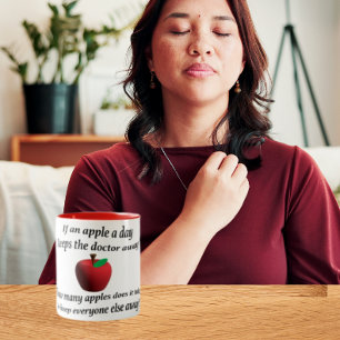 Tasse 2 Couleurs Une pomme par jour éloigne le médecin