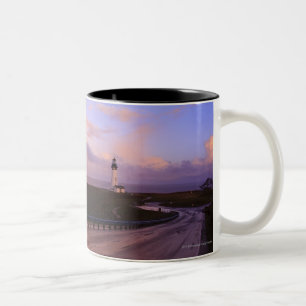 Tasse 2 Couleurs Une route et un phare le long de la côte au