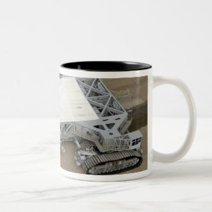 Tasse 2 Couleurs Une vue aérienne du chenille-transporteur