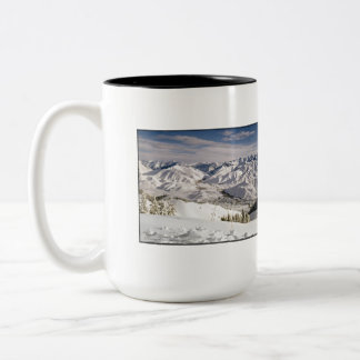 Tasse 2 Couleurs Une vue de skieurs à partir du dessus de la