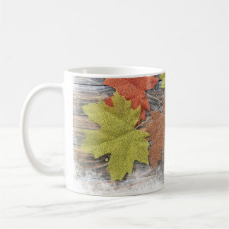 Tasse à café aux feuilles éparses