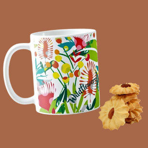 Tasse à café avec art de fleurs sauvages vibrantes