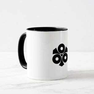 Tasse à café avec trois yeux de serpent avec épées