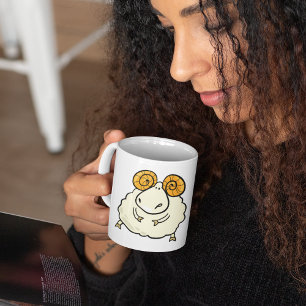 Tasse à café avec un mouton bélier de dessin animé