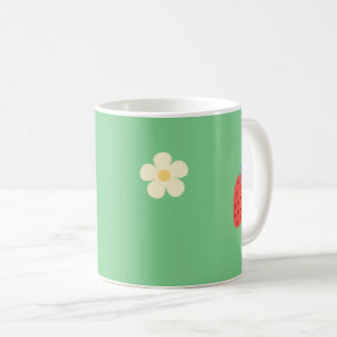 tasse à café mignonne avec motif floral de fraise.