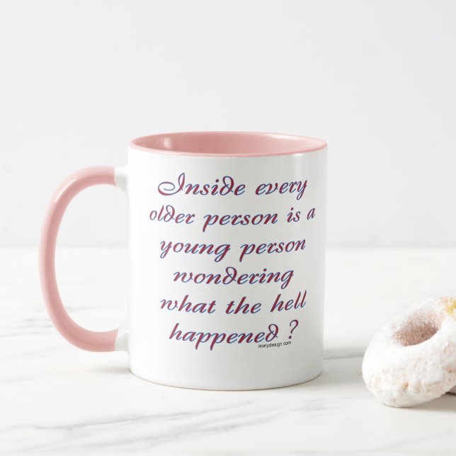 Tasse À l'intérieur de chaque dire de personne plus âgée (Avec donut)