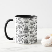 Tasse à motif de chat noir et blanc sur des livres