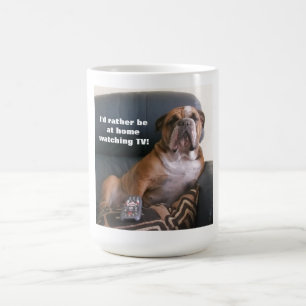 Tasse anglaise drôle de bouledogue regardant la T