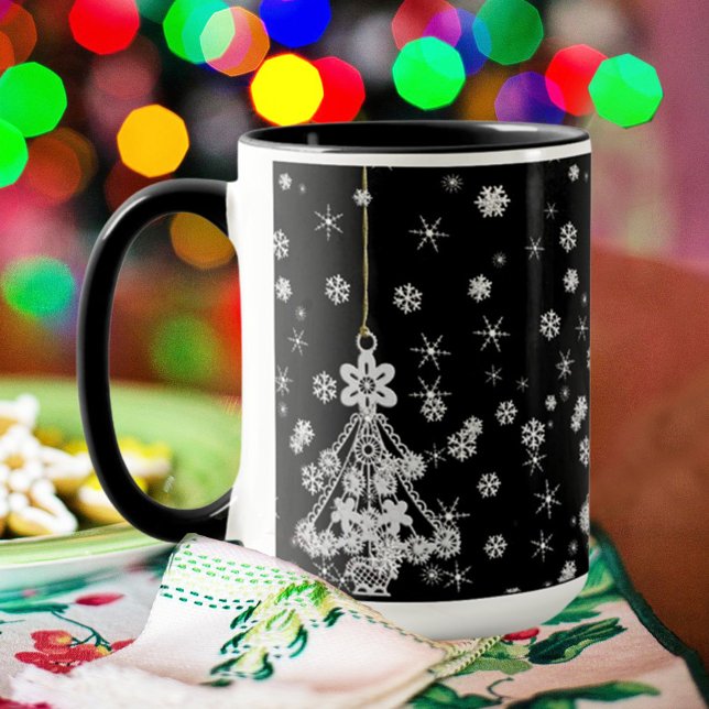 Tasse Arbre de Noël blanc orné flocons de neige sur noir (Créateur téléchargé)