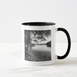Tasse Arbres par la rivière B&W