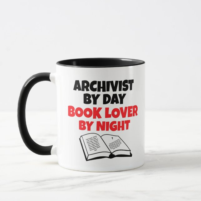 Tasse Archiviste aime lire (Gauche)