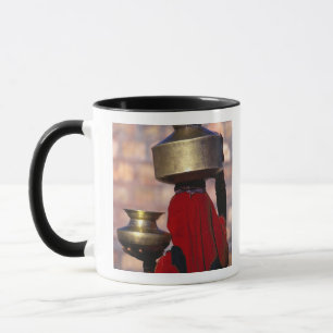 Tasse Asie, Inde, Rajasthan. Une femme locale en rouge