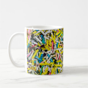 Tasse aus farbenfrohen, zerkleinerten Papieren