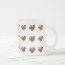 Tasse aus Mattglas mit goldenen Herzmotiven 