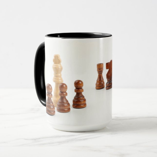 Tasse avec des pièces d'échecs (Devant gauche)