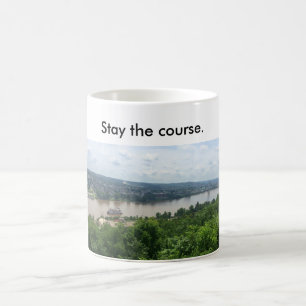 Tasse avec le bateau de rivière sur l'Ohio R.