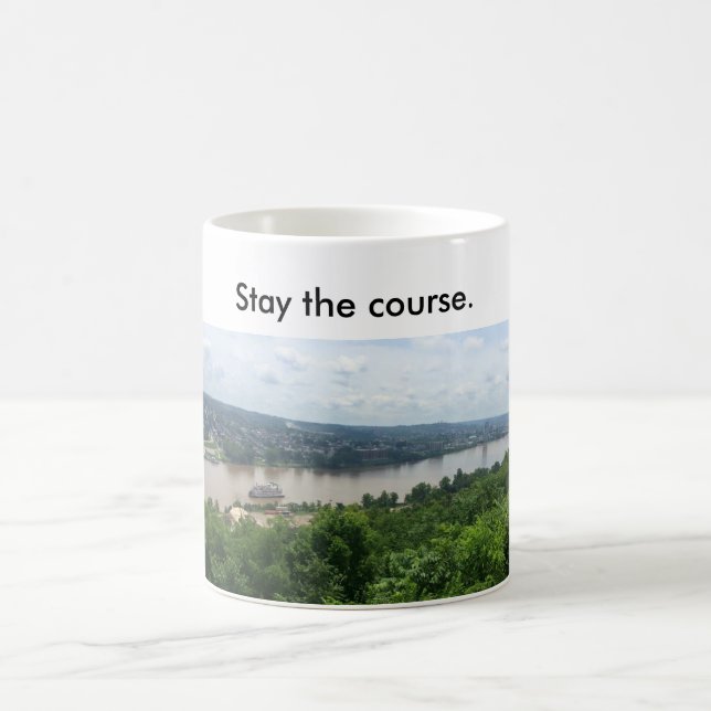 Tasse avec le bateau de rivière sur l'Ohio R. (Centre)