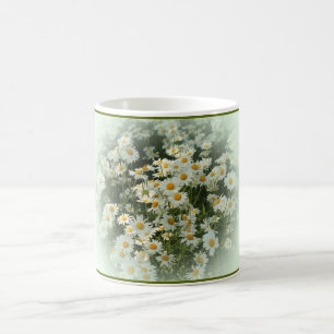 Tasse avec les marguerites encadrées par doux